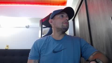 Snapshot of spartacus_cam chatting on February 18, 5:03 am online show from February 18, 5:03 am