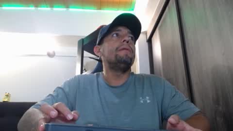 Snapshot of spartacus_cam chatting on February 25, 5:17 am online show from February 25, 5:17 am