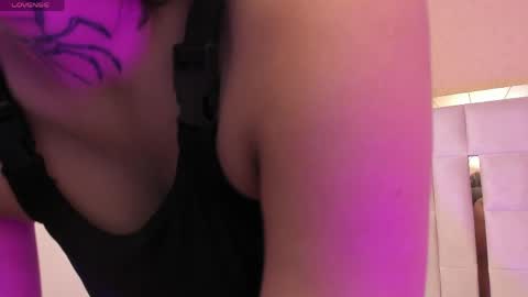 Snapshot of spider_webbed chatting on May 26, 12:01 pm Spider online show from May 26, 12:01 pm