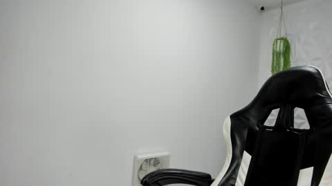 Snapshot of spiderdann_01 chatting on March 19, 2:37 am spiderdann_01 online show from March 19, 2:37 am