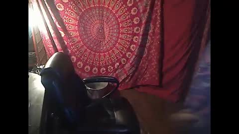 Snapshot of squirtingmama chatting on February 25, 5:41 am SquirtingMAMA online show from February 25, 5:41 am