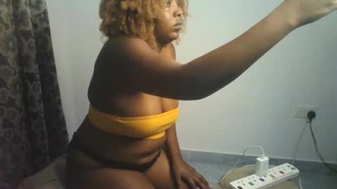 Snapshot of squish_sexy chatting on June 3, 7:19 pm Sexy muna online show from June 3, 7:19 pm