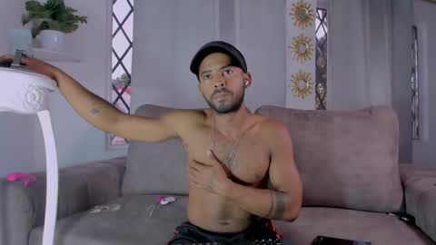 Snapshot of sr_blackk chatting on February 17, 8:59 pm Teddy online show from February 17, 8:59 pm