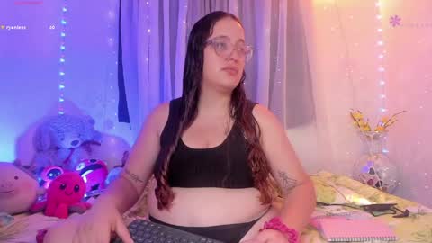 Snapshot of stacy_millerr chatting on June 4, 12:33 pm Stacy Boobs online show from June 4, 12:33 pm