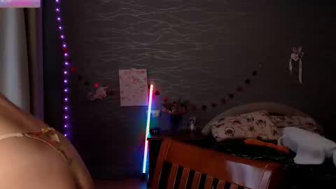 Snapshot of star_and_jane_ chatting on March 6, 9:25 am star_and_jane_ online show from March 6, 9:25 am