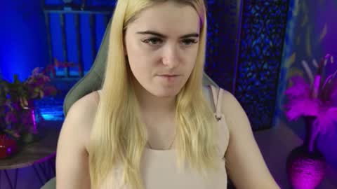 stef_nicks online show from October 11, 7:18 am