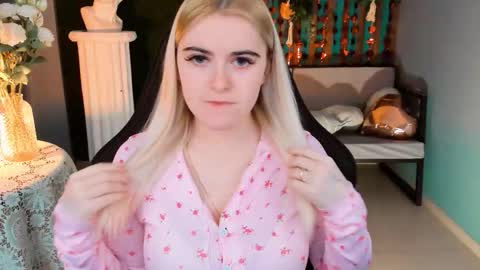 stef_nicks online show from February 24, 9:07 am