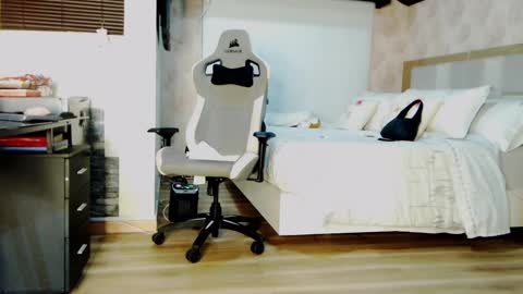 Snapshot of stefi_alizon chatting on March 11, 3:26 am Zuly online show from March 11, 3:26 am