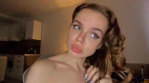 Snapshot of stella_vans chatting on October 8, 9:40 am Asella online show from October 8, 9:40 am