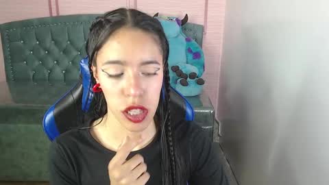 Snapshot of stephania_t chatting on February 21, 10:15 pm Stephania online show from February 21, 10:15 pm