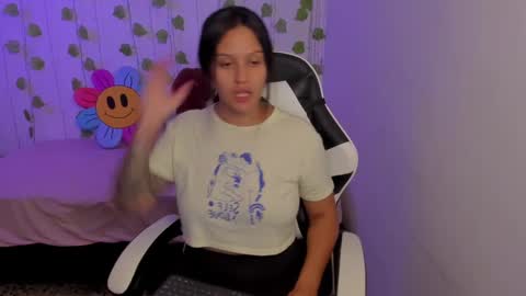 Snapshot of stephanie_ross_ chatting on February 2, 11:53 pm Stephanie online show from February 2, 11:53 pm