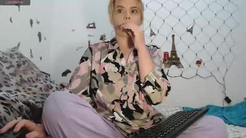 Snapshot of stephaniewild chatting on October 2, 9:38 am Stephanie online show from October 2, 9:38 am