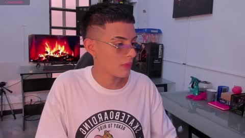 Snapshot of steveen_1604 chatting on December 25, 8:50 pm Stevenn online show from December 25, 8:50 pm