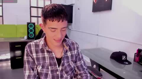 Snapshot of steveen_1604 chatting on February 23, 9:05 pm Stevenn online show from February 23, 9:05 pm