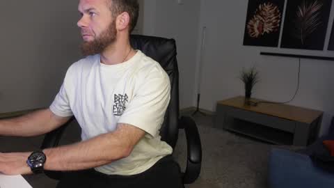 Snapshot of stewart_benzo chatting on January 8, 6:37 am Stewart Barnz online show from January 8, 6:37 am