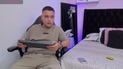 Stiven  online show from April 15, 3:19 pm