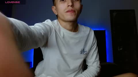 Snapshot of stivent777 chatting on March 12, 2:41 am stiven tellez online show from March 12, 2:41 am