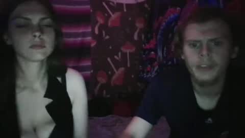 Snapshot of ston3rcouple6928 chatting on June 13, 4:32 am Stonercouple6928 online show from June 13, 4:32 am