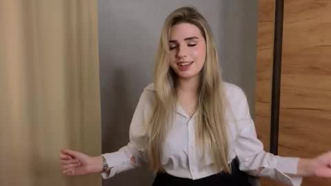 Snapshot of stormymuse chatting on November 19, 3:01 pm Luna online show from November 19, 3:01 pm