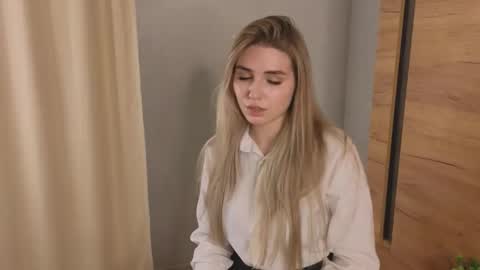 Snapshot of stormymuse chatting on November 20, 3:12 pm Luna online show from November 20, 3:12 pm