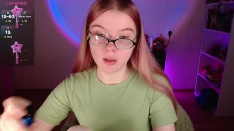 Snapshot of strawberry_juli chatting on December 16, 5:34 am Juli online show from December 16, 5:34 am