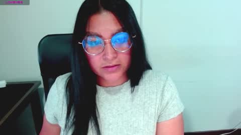 Snapshot of strawlux chatting on February 19, 6:53 am strawlux online show from February 19, 6:53 am