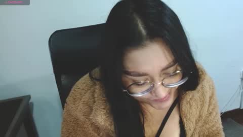 Snapshot of strawlux chatting on February 25, 3:49 am strawlux online show from February 25, 3:49 am