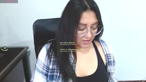 Snapshot of strawlux chatting on February 26, 7:29 am strawlux online show from February 26, 7:29 am