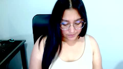 Snapshot of strawlux chatting on March 10, 5:45 am strawlux online show from March 10, 5:45 am