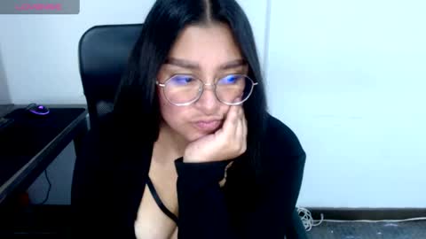 Snapshot of strawlux chatting on April 1, 4:35 am strawlux online show from April 1, 4:35 am