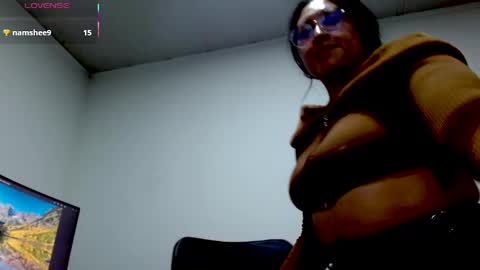 Snapshot of strawlux chatting on June 6, 2:33 pm strawlux online show from June 6, 2:33 pm