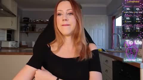 Snapshot of stripmequick chatting on November 26, 10:38 am Amorina online show from November 26, 10:38 am