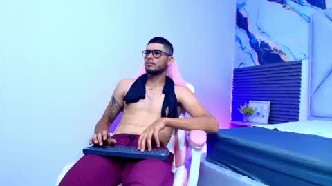 Snapshot of stron_dominant chatting on June 15, 12:51 pm Javier online show from June 15, 12:51 pm