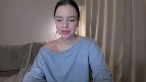 Snapshot of stuffed_cookie chatting on January 27, 11:43 am Mary online show from January 27, 11:43 am