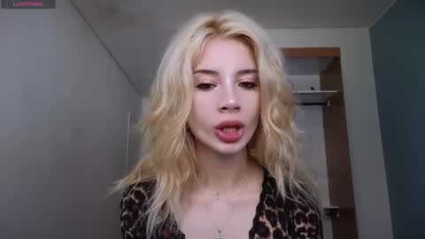 Snapshot of stuirt chatting on March 28, 3:11 pm Sofa online show from March 28, 3:11 pm