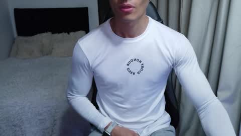 Snapshot of stylishman01 chatting on May 17, 9:22 pm stylish man online show from May 17, 9:22 pm