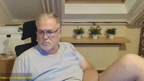 Snapshot of subbear1968 chatting on June 1, 8:43 pm subbear1968 online show from June 1, 8:43 pm
