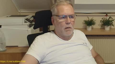 Snapshot of subbear1968 chatting on June 5, 12:28 am subbear1968 online show from June 5, 12:28 am