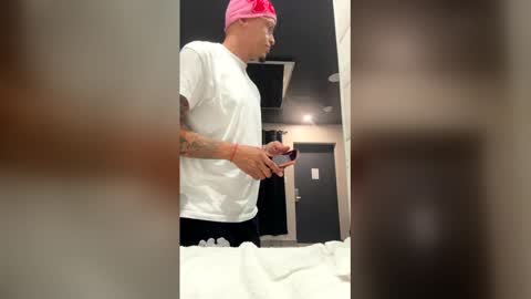 Snapshot of succafreeswag chatting on March 30, 5:19 am succafreeswag online show from March 30, 5:19 am