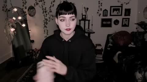 Ella online show from June 17, 5:43 am