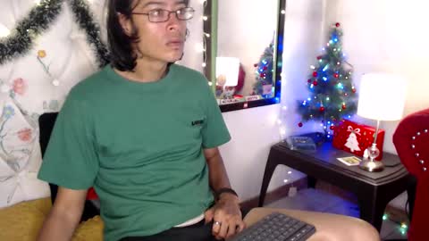 Snapshot of suggabrown_ chatting on December 27, 10:23 am suggabrown_ online show from December 27, 10:23 am