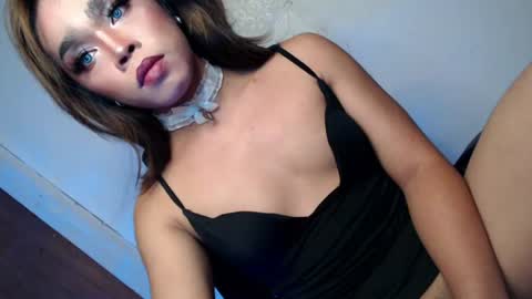 Snapshot of sultry_sirenxx chatting on June 24, 4:17 pm sultry_sirenxx online show from June 24, 4:17 pm