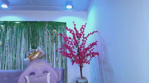 summer_miller online show from March 19, 11:36 am