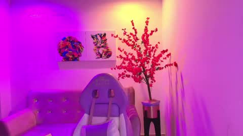 summer_miller online show from April 29, 11:36 am