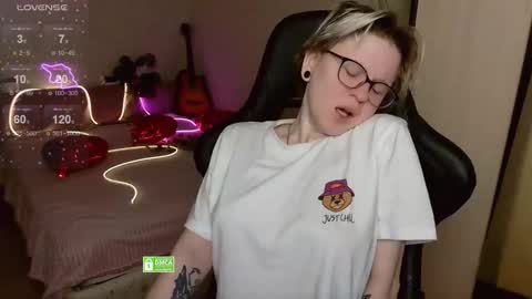 Snapshot of sunny_mood chatting on March 28, 5:51 am sunny mood online show from March 28, 5:51 am