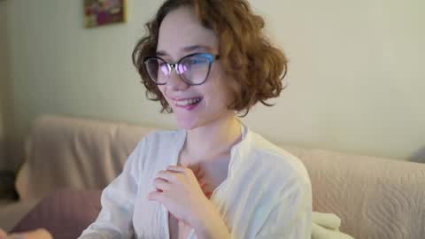 Snapshot of sunshinehella chatting on April 9, 1:16 am Hella online show from April 9, 1:16 am