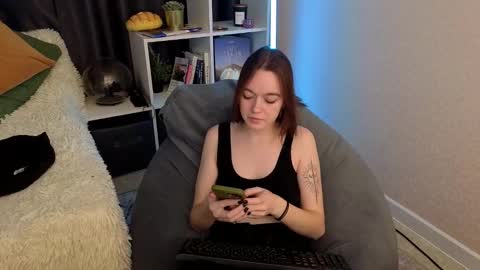 Snapshot of sunylily chatting on March 28, 6:24 am Lilith online show from March 28, 6:24 am