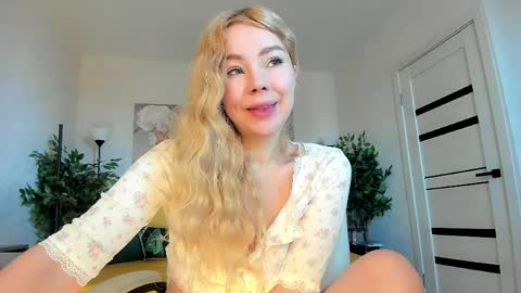 Snapshot of super_peach chatting on April 11, 3:11 am Jenn online show from April 11, 3:11 am