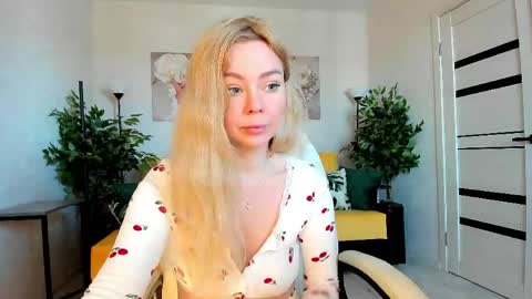 Snapshot of super_peach chatting on April 18, 3:21 am Jenn online show from April 18, 3:21 am