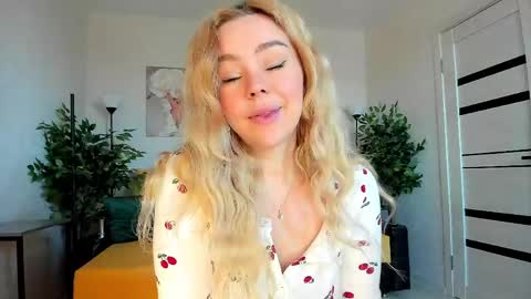Snapshot of super_peach chatting on May 1, 2:05 am Jenn online show from May 1, 2:05 am